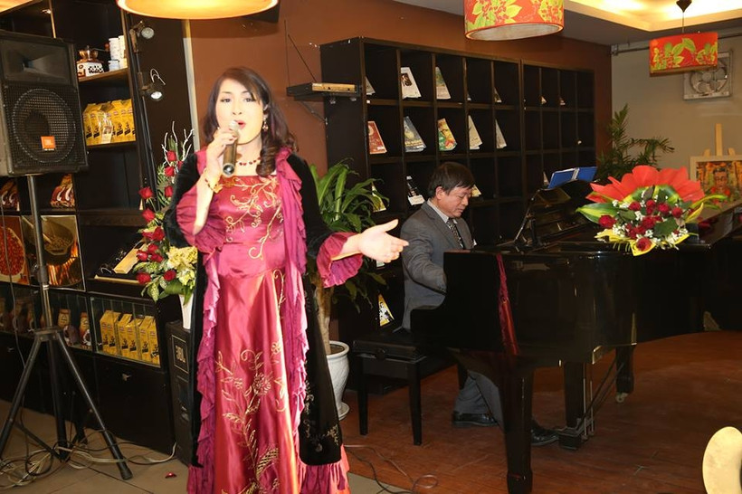 Chủ tịch Hội Nhạc sĩ Việt Nam Đỗ Hồng Quân đệm piano cho ca sĩ Vành Khuyên hát bài "Người Hà Nội" tại buổi ra mắt album.