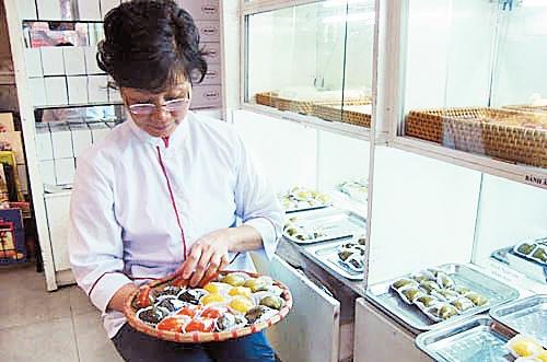 Bà Phạm Thị Hồng Hà và sản phẩm bánh cổ truyền của gia đình.