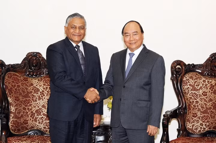 Thủ tướng Nguyễn Xuân Phúc tiếp Quốc vụ khanh Bộ Ngoại giao Ấn Độ V.K.Xinh. Ảnh: TRẦN HẢI