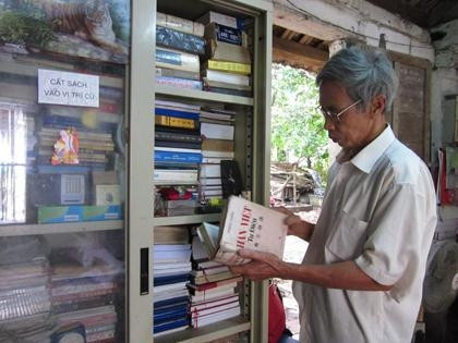 Ông giáo Ðại vẫn ngày ngày nghiên cứu sử làng.