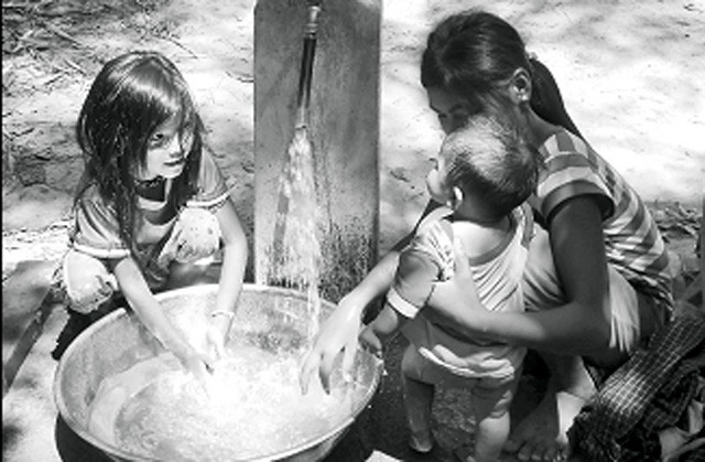 Đồng bào tộc người Mã Liềng ở xã Lâm Hóa, huyện Tuyên Hóa (Quảng Bình) đã có nước sạch để sử dụng trong sinh hoạt hằng ngày.