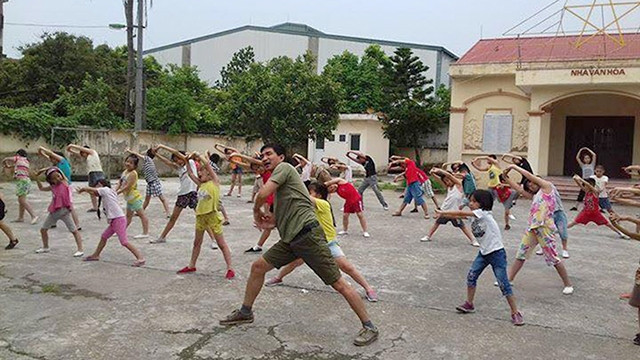 Lớp học võ miễn phí cho trẻ em của anh Phạm Văn Tuấn mở tại nhà văn hóa thôn.