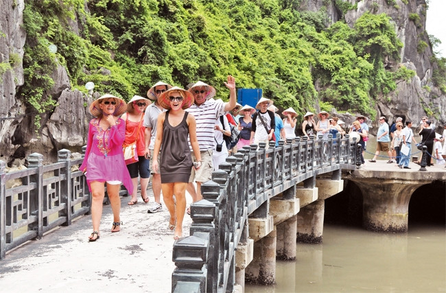 Khách du lịch quốc tế đến Việt Nam tăng mạnh nhờ chính sách miễn Visa.