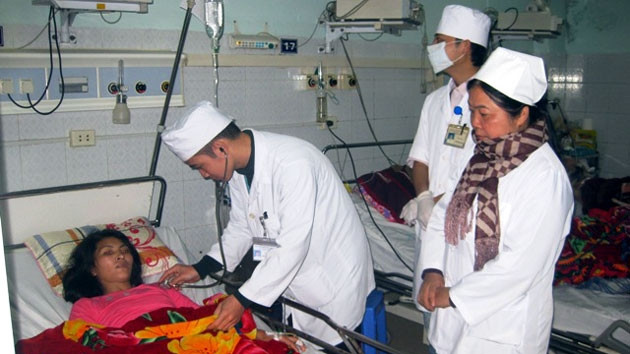 Các y, bác sĩ thăm, khám sức khỏe cho chị Thái.