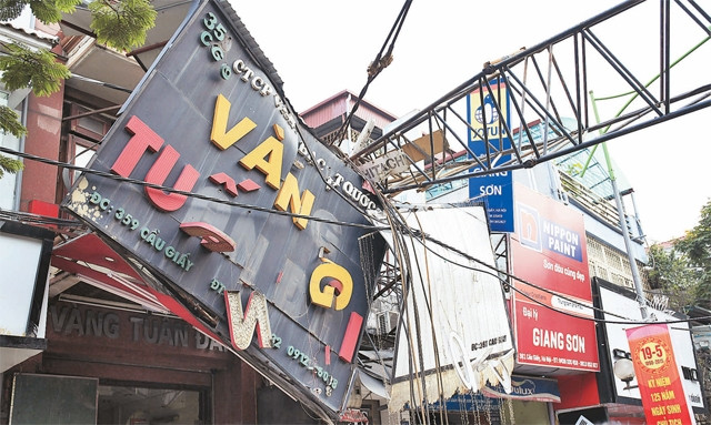 Cần cẩu tại công trường đường sắt đô thị Nhổn - Ga Hà Nội ngày 12-5 đổ sập vào nhà dân, làm ba người bị thương. Ảnh: Duy Linh