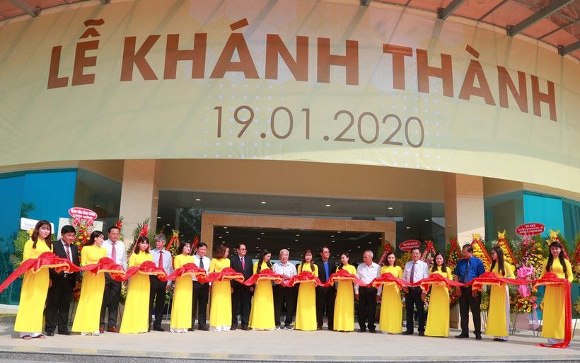 Đại biểu thực hiện nghi thức cắt băng khánh thành Bệnh viện Quốc tế Thái Hòa Hồng Ngự.