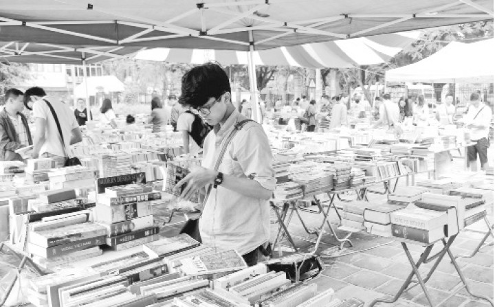 Bạn đọc tham quan Hội sách cũ Hà Nội tại sân Hồ Văn, thuộc Văn Miếu - Quốc Tử Giám (Hà Nội). Ảnh: Thủy Nguyên 