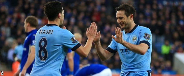 Lampard (phải) tiếp tục ghi bàn, khiến Chelsea phải hối tiếc <