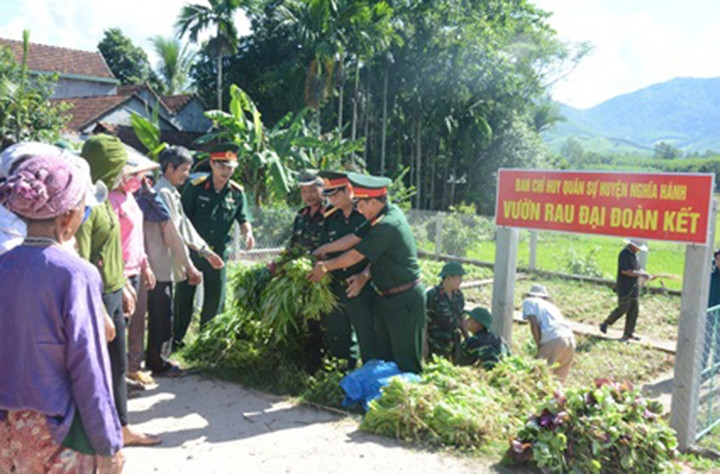 Đại diện Ban CHQS huyện Nghĩa Hành (Quảng Ngãi) trao rau xanh tặng đồng bào dân tộc thiểu số trên địa bàn. Ảnh: THÀNH HÂN