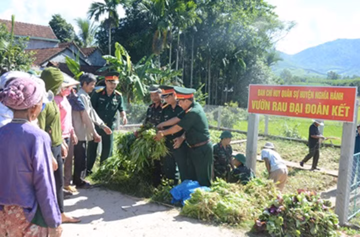 Đại diện Ban CHQS huyện Nghĩa Hành (Quảng Ngãi) trao rau xanh tặng đồng bào dân tộc thiểu số trên địa bàn. Ảnh: THÀNH HÂN