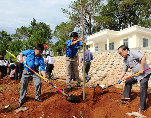  Lãnh đạo tỉnh Đác Nông trồng cây nhân kỷ niệm 126 năm Ngày sinh Chủ tịch Hồ Chí Minh. 