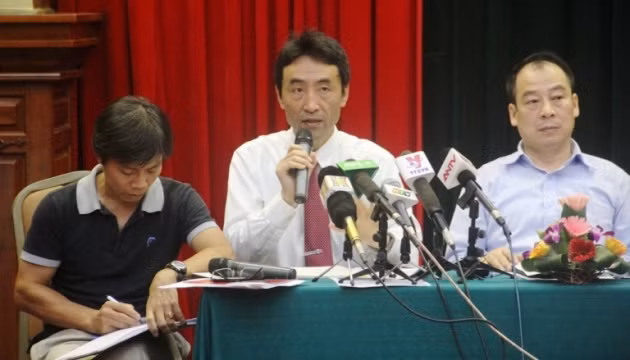 Chuyên gia WHO và đại diện Bộ Y tế tại buổi họp báo. 