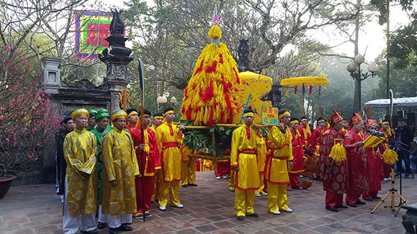 Nghi lễ rước giò hoa tre ở lễ hội đền Sóc.