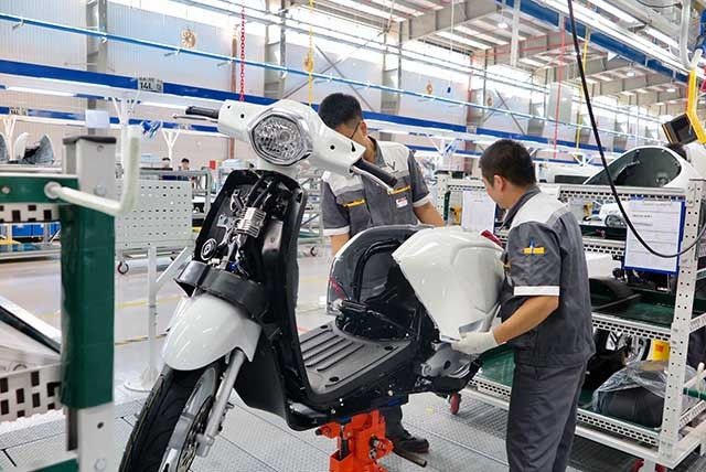 Dây chuyền lắp ráp xe máy điện VinFast Klara.