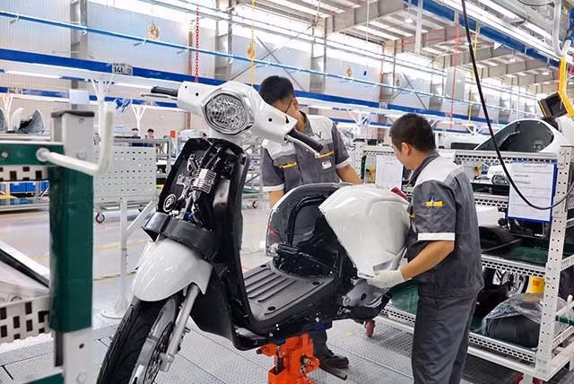 Dây chuyền lắp ráp xe máy điện VinFast Klara.