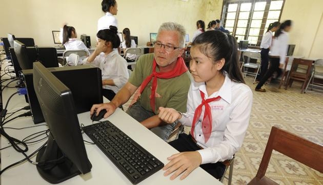 Ông Lothar Baltrusch và cô con gái nuôi Phạm Thị Thảo Huyền