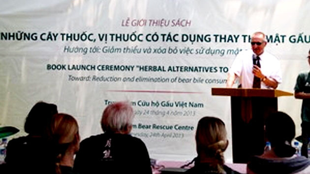 Lễ ra mắt cuốn sách “Những cây thuốc, vị thuốc có tác dụng thay thế mật gấu.” (Ảnh: Internet)