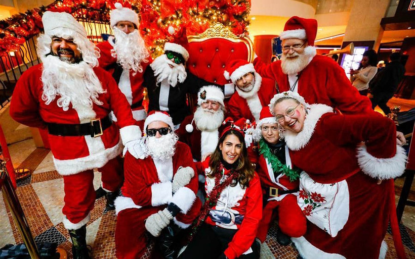 Các “ông già Noel” chuẩn bị tham gia một cuộc đạp xe ở Chicago, Mỹ (Ảnh: Xinhua) 