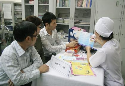 Một buổi tư vấn chăm sóc sinh sản và phòng, chống HIV/AIDS tại phường Ðông Hải (Lê Chân, TP Hải Phòng).