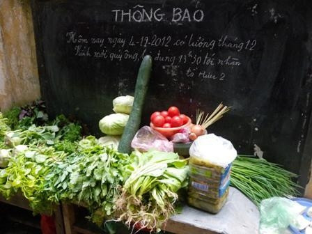 Rau được bày bán tại các con ngõ nhỏ của khu dân cư ở Hà Nội