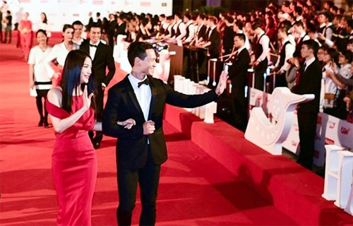 Các nghệ sĩ cần giữ gìn hình ảnh để xứng đáng với tình cảm của công chúng. Trong ảnh: Ðón các nghệ sĩ tại Lễ trải thảm đỏ khai mạc Liên hoan phim quốc tế Hà Nội 2014. Ảnh: ZUNFAN