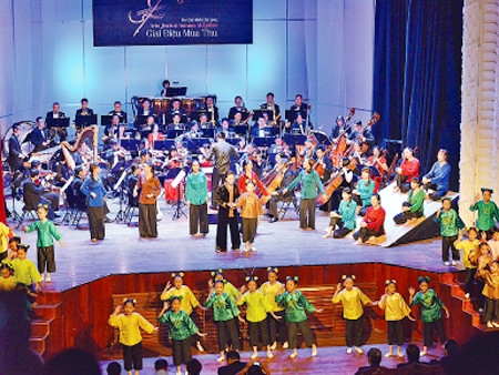 Nhạc dân ca trên nền nhạc thính phòng - hoạt cảnh đêm diễn được dàn dựng công phu.