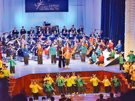 Nhạc dân ca trên nền nhạc thính phòng - hoạt cảnh đêm diễn được dàn dựng công phu.