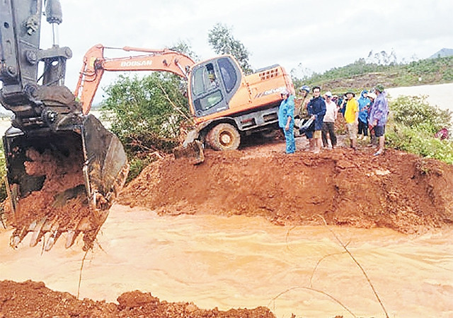 Mở rộng cửa xả đề phòng nguy cơ vỡ đập Gà ở xã Nghi Văn (Nghi Lộc).