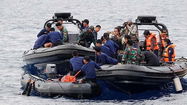 Cuộc tìm kiếm thi thể và hộp đen máy bay vẫn đang được tiến hành. Ảnh: REUTERS