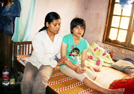 Em Hồ Thị Ngọc Thư (bên phải) sẽ là một trong hai nhân chứng tham gia vụ kiện chất độc da cam đối với các công ty hóa chất Mỹ. Ảnh: CÔNG HẬU