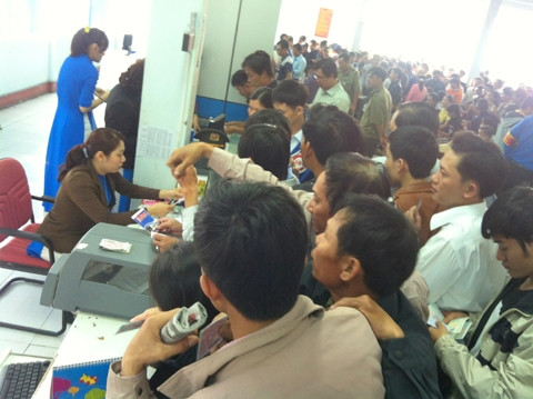 Hàng nghìn người chen chúc chờ thay đổi thông tin trên vé tàu sáng 23-1.