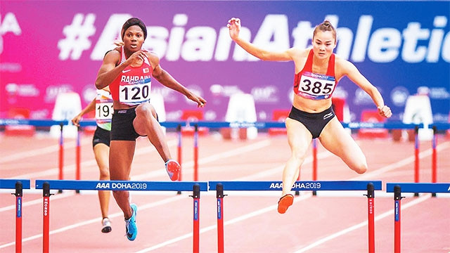 Quách Thị Lan (phải) trên đường chạy 400 m rào nữ tại Giải vô địch châu Á năm 2019.