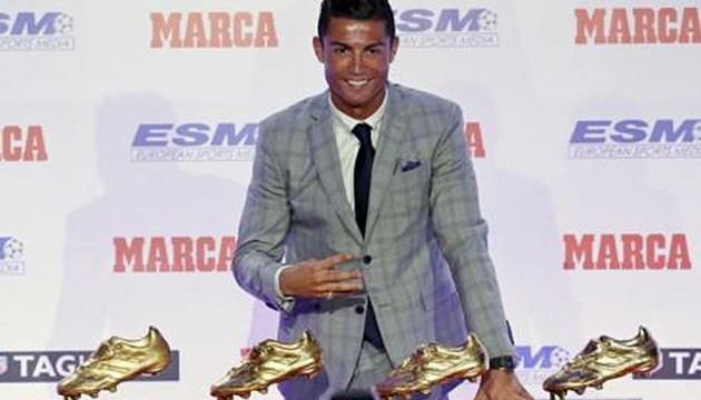 Cristiano Ronaldo với bốn "Chiếc giày vàng" mà anh đã giành được. (ảnh: Reuters).