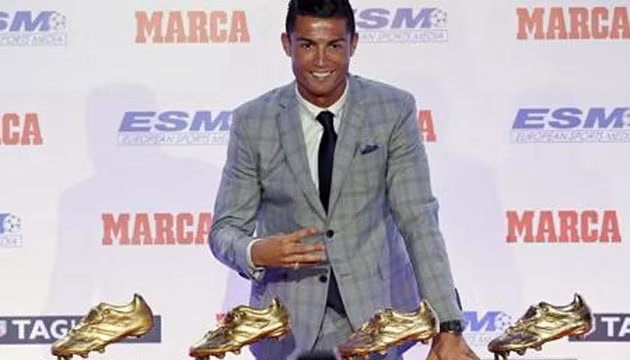 Cristiano Ronaldo với bốn "Chiếc giày vàng" mà anh đã giành được. (ảnh: Reuters).