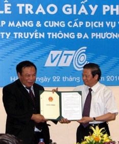 Bộ trưởng Lê Doãn Hợp trao giấy phép
MVNO cho Chủ tịch HĐQT kiêm
Tổng Giám đốc VTC Thái Minh Tần.
