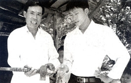 Hai lúa Chín Tường (trái).
