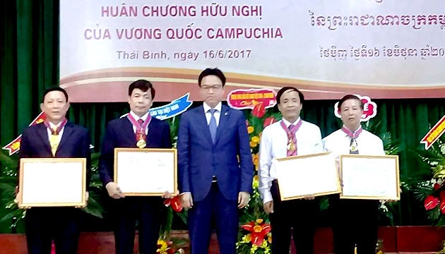 Trường đại học Y, Dược Thái Bình đón nhận Huân chương Hữu nghị của Vương quốc Campuchia trao tặng.
