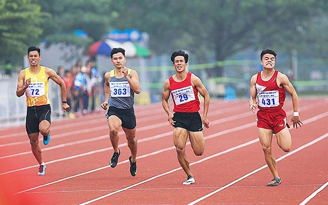 VĐV Ngần Ngọc Nghĩa (thứ hai từ trái sang) của đoàn Công an nhân dân giành HCV nội dung chạy 200 m nam. Ảnh: TRỌNG ĐẠT (TTXVN)