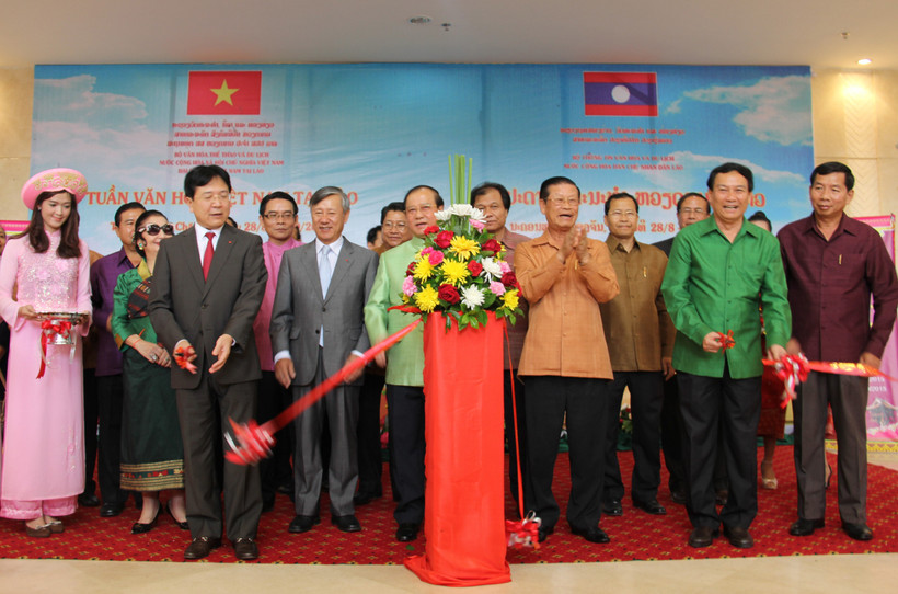Thứ trưởng Bộ Văn hoá, Thể thao và Du lịch Việt Nam Vương Duy Biên và Thứ trưởng Bộ Thông tin, Văn hoá và Du lịch Lào Bua-ngân Xa-phu-vông cắt băng khai mạc Triển lãm.