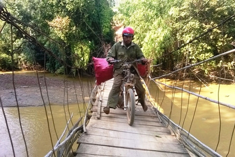 Vì mưu sinh, nhiều người dân Tây Nguyên hằng ngày vẫn phải liều mình đi qua những cây cầu đã xuống cấp.