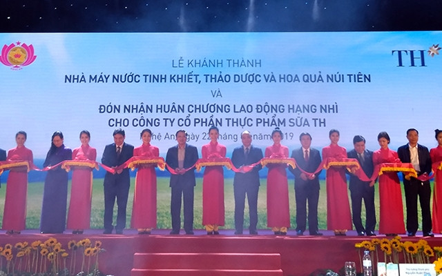 Cắt băng, khánh thành nhà máy nước tinh khiết, hoa quả, thảo dược lớn nhất miền trung.