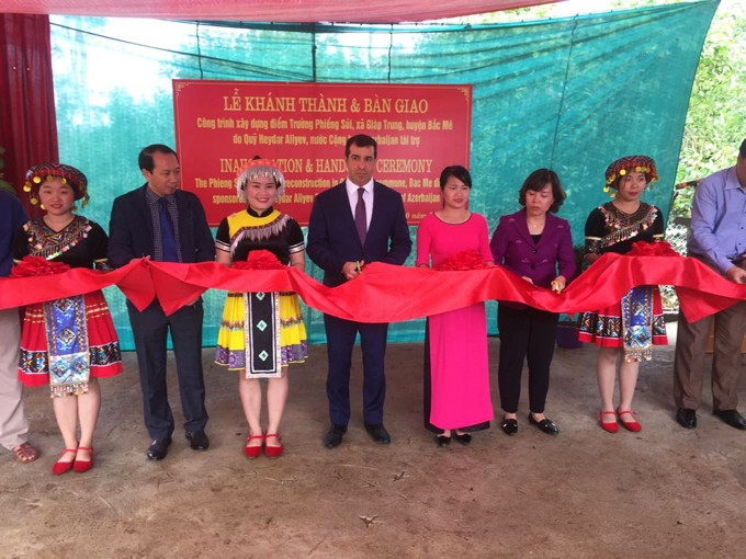 Đại sứ Azerbaijan Anar Imanov (giữa) và Phó Chủ tịch UBND tỉnh Hà Giang Trần Đức Quý cắt băng khánh thành điểm trường Phiềng Sủi.