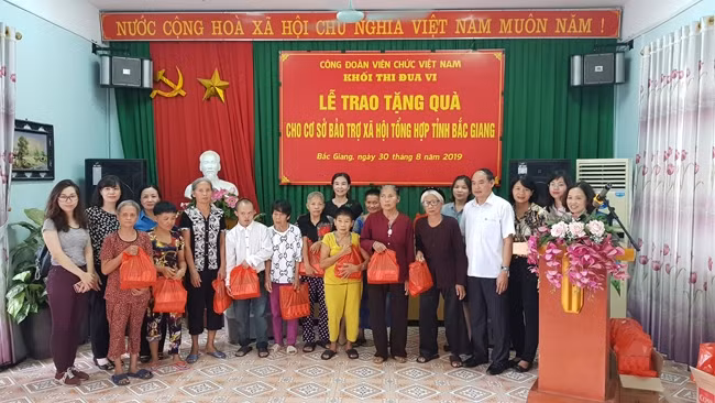 Khối thi đua VI Công đoàn viên chức Việt Nam tặng quà tại Bắc Giang