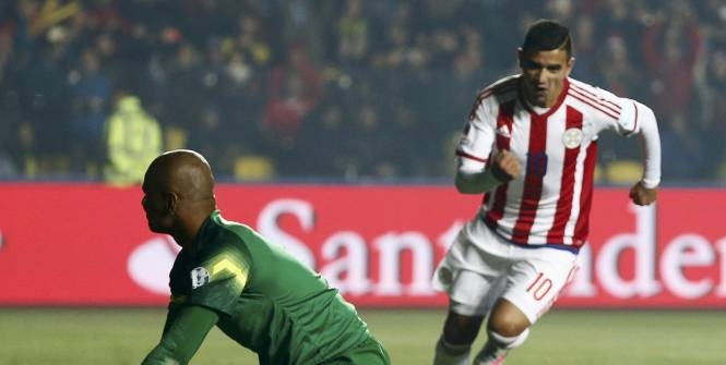 Tiền đạo Derlis Gonzales của Paraguay ghi bàn thắng trên chấm phạt đền gỡ hòa cho Paraguay. (Ảnh: Reuters).