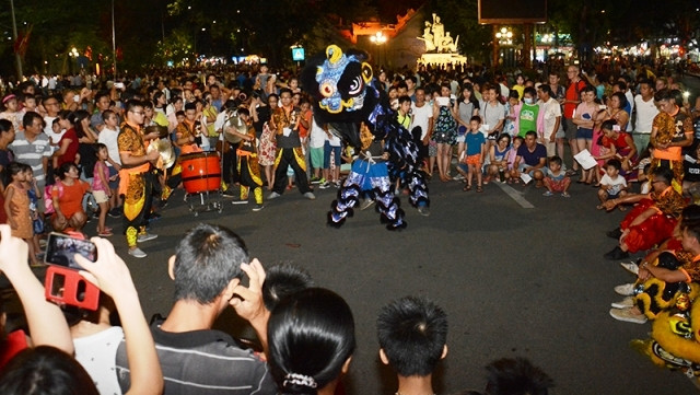 Không gian khu vực chung quanh hồ Hoàn Kiếm trở nên sôi động với nhiều hoạt động văn hóa, giải trí. (Ảnh: DUY LINH).