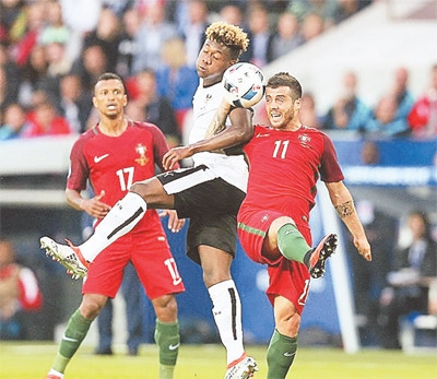 Pha tranh bóng giữa cầu thủ hai đội Bồ Đào Nha (áo đỏ) và Áo.