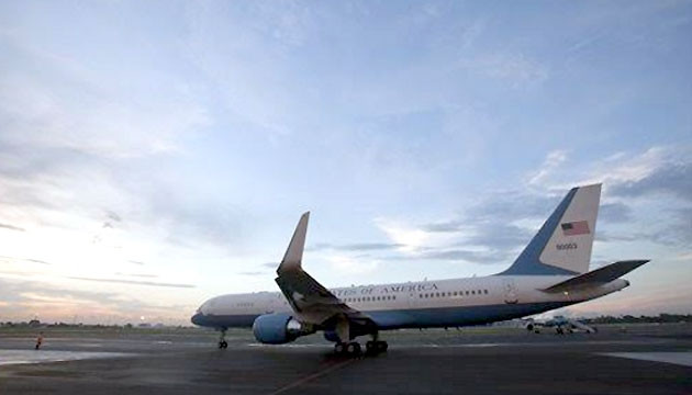 Máy bay chở Bộ trưởng Ngoại giao Mỹ John Kerry chuẩn bị cất cánh từ sân bay ở Havana (Cuba), ngày 14-8-2015. (Ảnh: AP)