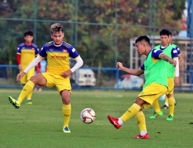 Các cầu thủ tích cực tập luyện để cạnh tranh vị trí trong đội hình.