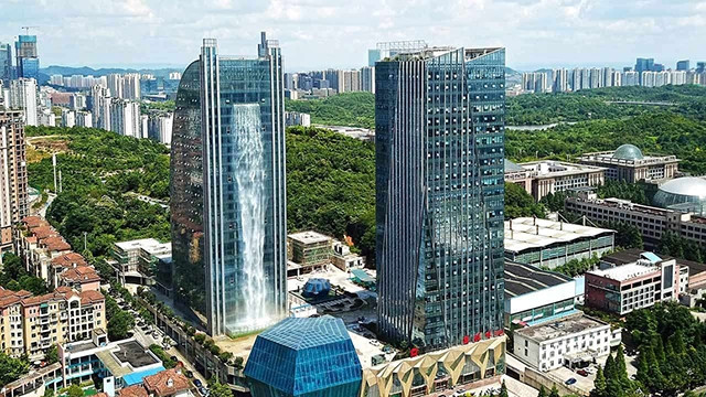 Thác nước nhân tạo lớn nhất thế giới