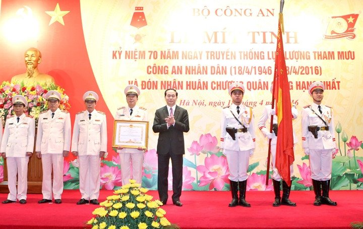 Chủ tịch nước Trần Đại Quang trao Huân chương Quân công hạng nhất tặng Văn phòng Bộ Công an. 